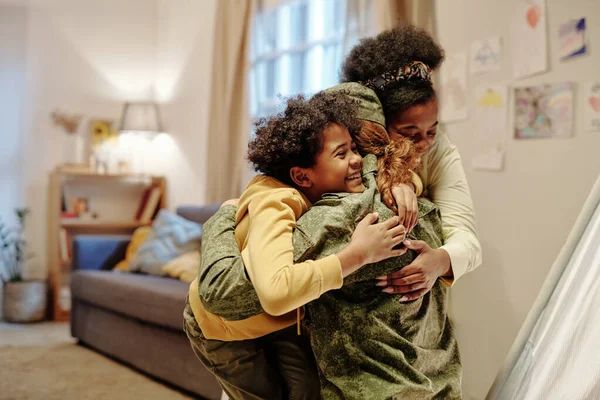 Feliz Niño Madre Dando Abrazo Joven Uniforme Camuflaje Volviendo Casa —  Fotos de Stock