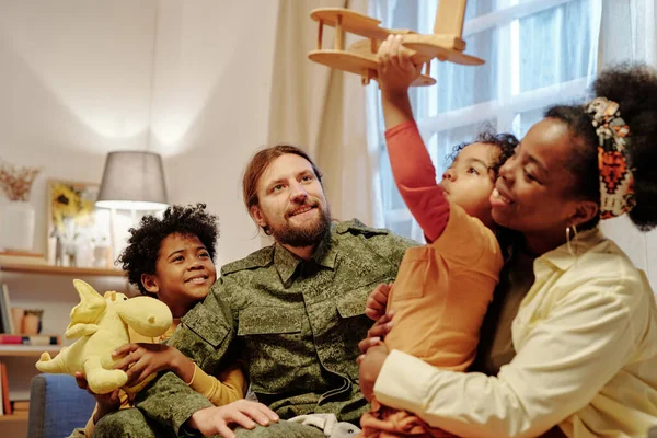 Familia Intercultural Cariñosa Cuatro Personas Que Pasan Tiempo Juntos Casa —  Fotos de Stock