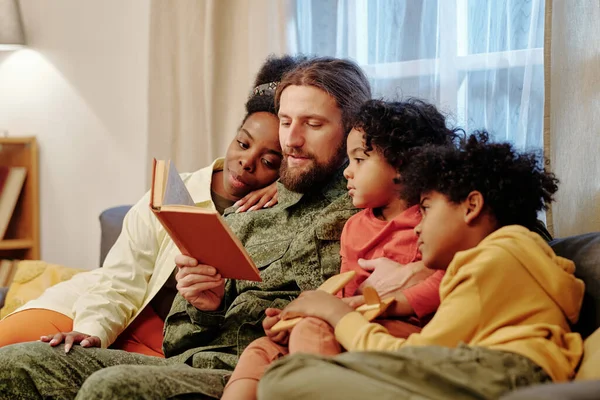 Junger Mann Militäruniform Liest Seinen Entzückenden Söhnen Und Seiner Liebevollen — Stockfoto