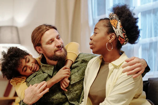 Fiatal Szeretetteljes Család Három Apával Anyával Multikulturális Kisfiúval Akik Együtt — Stock Fotó