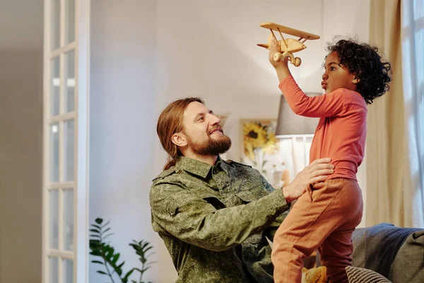 군복을 젊은이 가집에서 앞에서 동안귀여운 장난감 비행기를 가지고 재미있게 — 스톡 사진