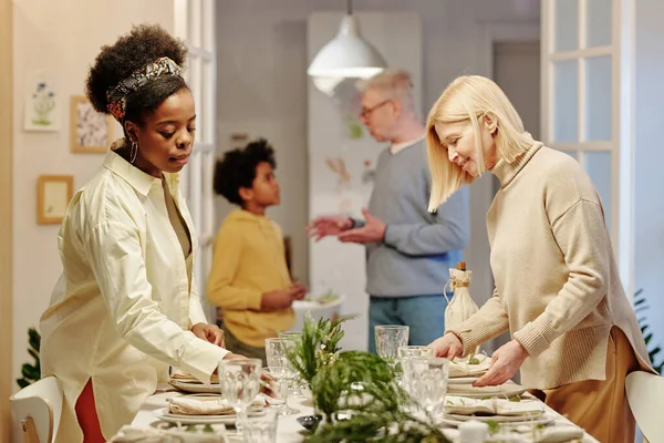 Blond Volwassen Vrouw Haar Afro Amerikaanse Schoondochter Serveertafel Voor Familie — Stockfoto