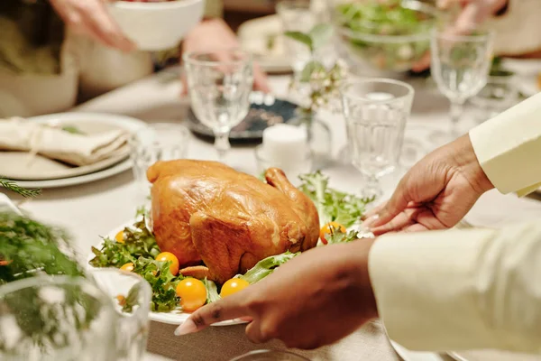 Manos Mujer Negra Joven Poniendo Plato Con Aves Corral Asadas — Foto de Stock