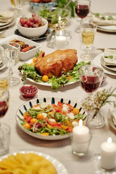 식탁의 일부는 집에서 맛있는 칠면조 요리와 식욕을 돋우는 술잔에 포도주 — 스톡 사진
