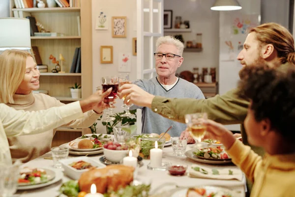 Groep Familiekamers Klinkend Met Glazen Zelfgemaakte Wijn Tafel Geserveerd Met — Stockfoto