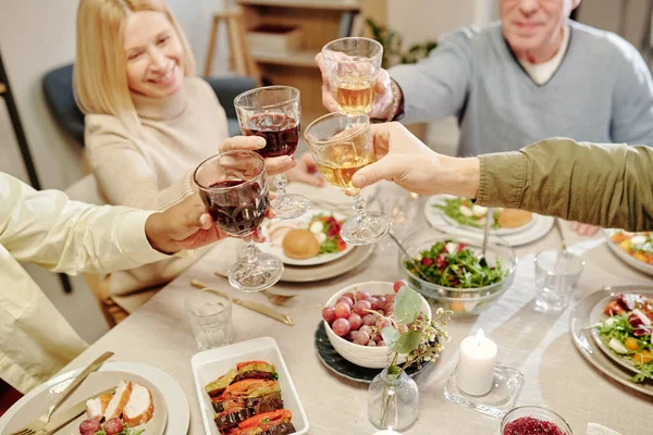 Alto Ângulo Mãos Membros Família Intercultural Brindar Com Copos Vinho — Fotografia de Stock