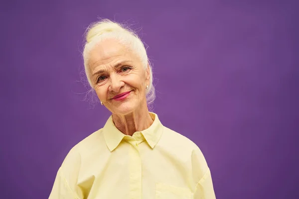 Χαμογελαστή Ηλικιωμένη Γυναίκα Άσπρα Μαλλιά Που Φοράει Κίτρινη Μπλούζα Κοιτάζοντας — Φωτογραφία Αρχείου