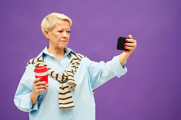 Volwassen Blonde Vrouw Casualwear Het Hebben Van Koffie Kijken Naar — Stockfoto