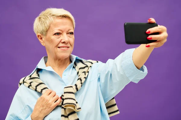 Šťastná Blond Zralá Žena Rukou Nataženou Před Sebou Přičemž Selfie — Stock fotografie