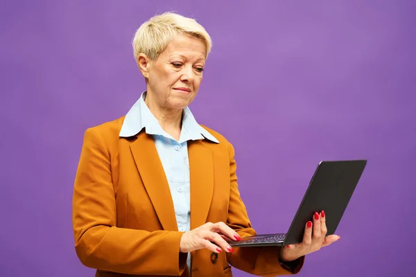 Femme Affaires Blonde Senior Avec Ordinateur Portable Travaillant Sur Internet — Photo