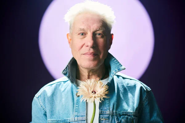 Aged Man Med Grått Hår Håller Blomma När Står Framför — Stockfoto
