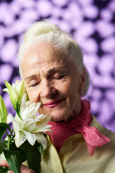 Счастливая Пожилая Женщина Седыми Волосами Наслаждается Приятным Запахом Великолепной Белой — стоковое фото