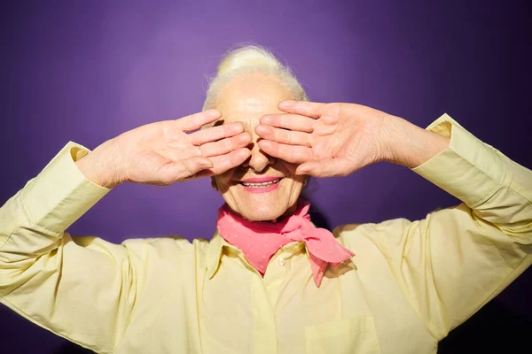 Usmívající Starší Žena Žluté Košili Zakrývající Oči Ruce Při Skrývání — Stock fotografie