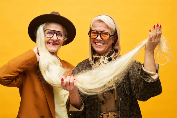 Twee Oudere Vriendelijke Vrouwen Met Lang Wit Haar Van Een — Stockfoto