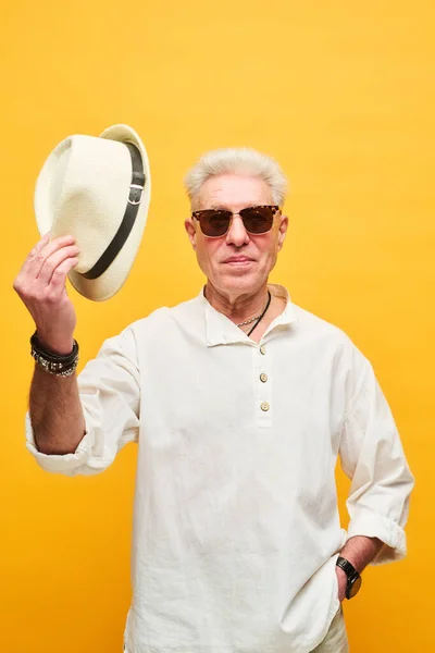 Senior Gentleman Šedými Vlasy Sundavat Panama Klobouk Zatímco Stojí Proti — Stock fotografie