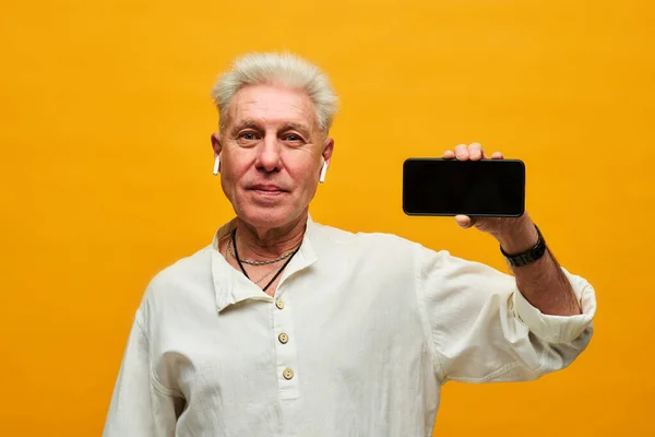 Uomo Maturo Con Capelli Grigi Possesso Smartphone Con Schermo Bianco — Foto Stock