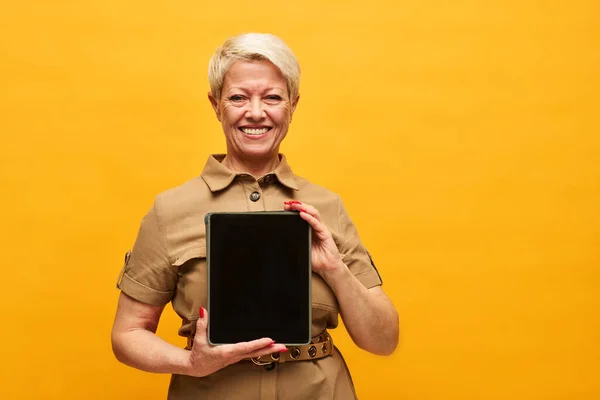Glada Mogen Kvinna Med Kort Blont Hår Håller Tablett Med — Stockfoto
