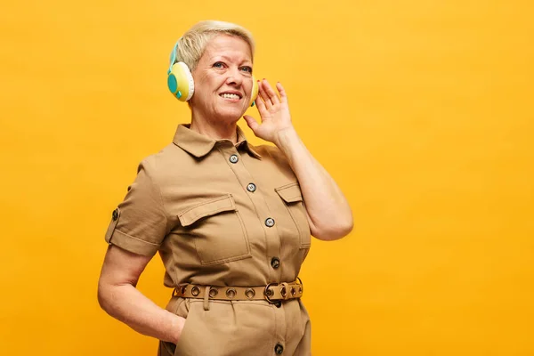 Mujer Anciana Feliz Vestido Beige Con Estilo Escuchando Música Auriculares — Foto de Stock