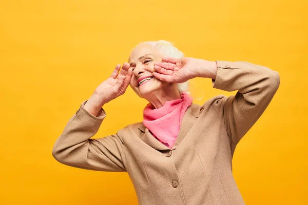 Joyful Senior Vrouw Beige Blazer Roze Sjaal Aanraken Van Gezicht — Stockfoto