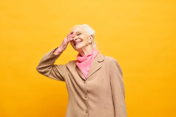 Veselý Senior Žena Chytré Ležérní Oblečení Pokrývající Polovinu Obličeje Ruce — Stock fotografie