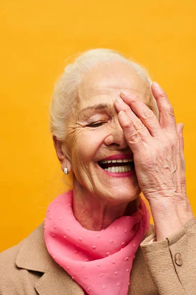 Крупный План Смеющейся Пожилой Женщины Белыми Волосами Покрывающей Половину Лица — стоковое фото