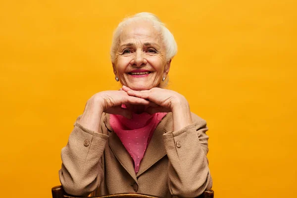 Mujer Mayor Sonriente Ropa Casualwear Inteligente Sentada Frente Cámara Aislamiento — Foto de Stock