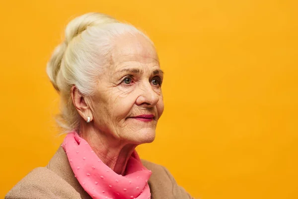 Mujer Envejecida Con Moño Pelo Cabeza Mirando Hacia Adelante Mientras — Foto de Stock