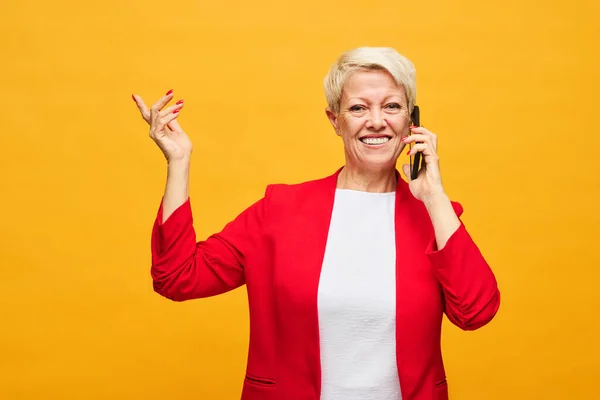 Cheerfu Donna Invecchiata Con Capelli Biondi Corti Parlando Sul Telefono — Foto Stock