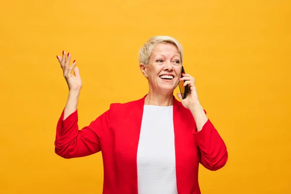 Volwassen Blonde Vrouw Rode Blazer Witte Blouse Spreken Mobiele Telefoon — Stockfoto