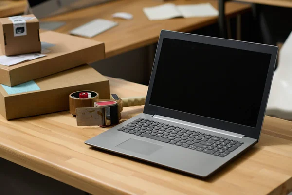 Laptop Blank Screen Standing Desk Stack Cardboard Boxes Office Volunteering — Stock Photo, Image
