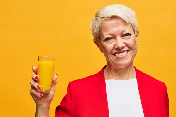 Vrolijke Volwassen Blonde Vrouw Met Tanden Glimlach Houden Glas Sinaasappelsap — Stockfoto