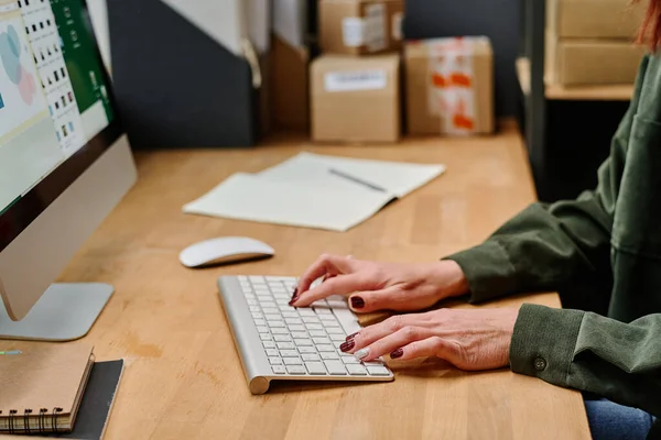 Handen Van Vrouwelijke Vrijwilliger Typen Computer Toetsenbord Tijdens Het Zitten — Stockfoto