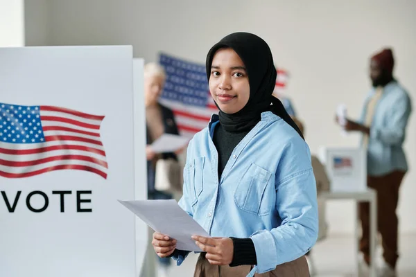 Junge Lächelnde Muslimin Hidschab Mit Stimmzettel Und Blick Die Kamera — Stockfoto