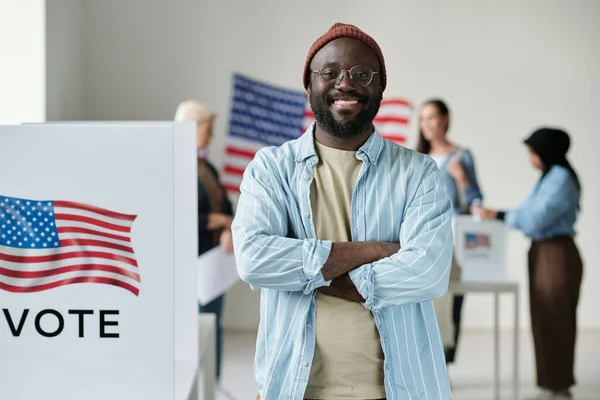 Счастливый Молодой Афроамериканец Повседневной Одежде Смотрит Камеру Улыбкой Стоя Избирательном — стоковое фото