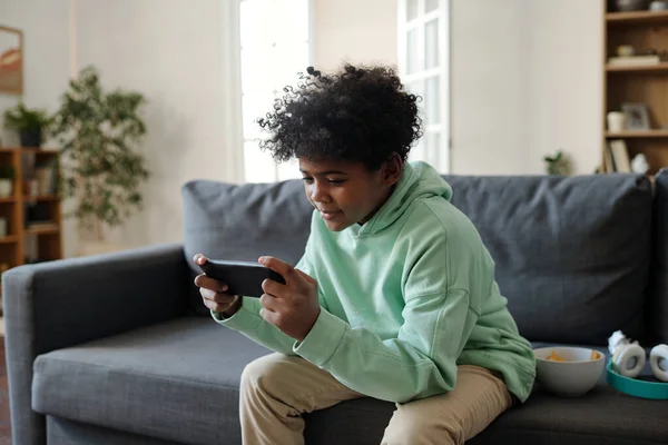 Schattig Jongetje Kijken Online Film Video Het Spelen Van Spel — Stockfoto