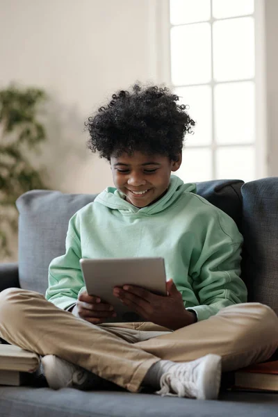 Lachende Schoolkind Met Tablet Kijken Online Video Film Terwijl Zitten — Stockfoto