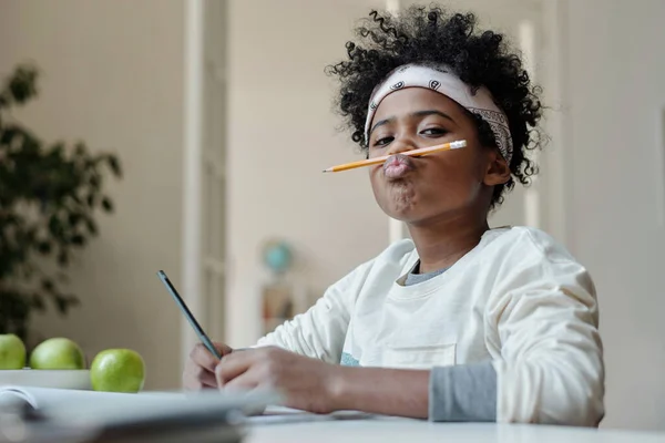 Drôle Écolier Dans Bandeau Pull Tenant Crayon Entre Lèvre Supérieure — Photo