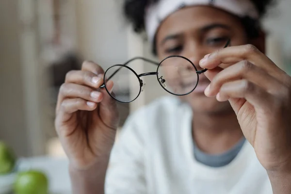 Ödevlerini Hazırladıktan Sonra Ara Verip Yuvarlak Çerçeveli Gözlük Tutan Afrikalı — Stok fotoğraf