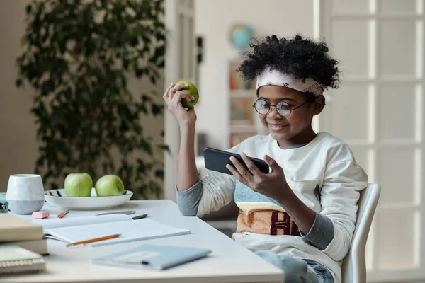 Heureux Écolier Avec Pomme Verte Regarder Vidéo Ligne Dans Smartphone — Photo