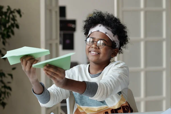 Szczęśliwy Afroamerykanin Dziecko Casualwear Okulary Bawiące Się Ręcznie Samoloty Papieru — Zdjęcie stockowe