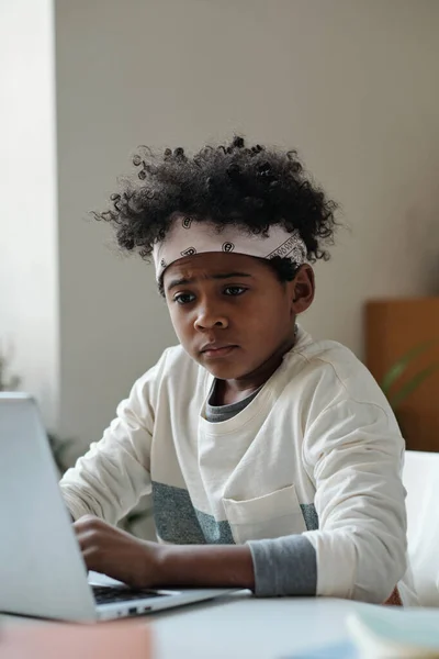 Spannende Schooljongen Zoek Naar Laptop Scherm Proberen Concentreren Tijdens Het — Stockfoto