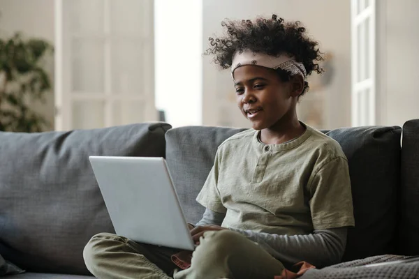 Афроамериканец Пижаме Повязке Сидит Диване Смотрит Экран Ноутбука Общаясь Видеочате — стоковое фото
