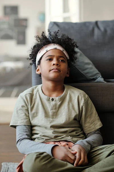 Fáradt Vagy Unatkozik Afro Amerikai Fiú Szürke Pizsamában Kanapén Nappali — Stock Fotó