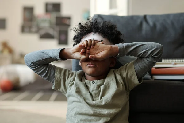 Uražený Nebo Unavený Afroameričan Chlapec Šedých Pyžamech Skrývá Tvář Rukama — Stock fotografie