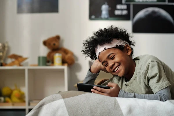 Vrolijk Schoolkind Pyjama Ontspannen Bed Kijken Naar Online Video Smartphone — Stockfoto