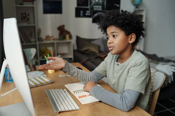 Bilgisayar Ekranının Önünde Otururken Öğretmenle Çevrimiçi Iletişim Sırasında Bir Şeyleri — Stok fotoğraf
