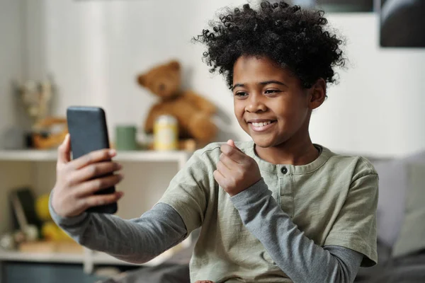 Happy Schooljongen Houden Smartphone Voorkant Van Zichzelf Het Nemen Van — Stockfoto