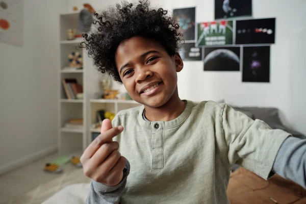 Mutlu Afrikalı Amerikalı Okul Çocuğu Fotoğraf Çekerken Kameraya Bakıyor Görüntülü — Stok fotoğraf