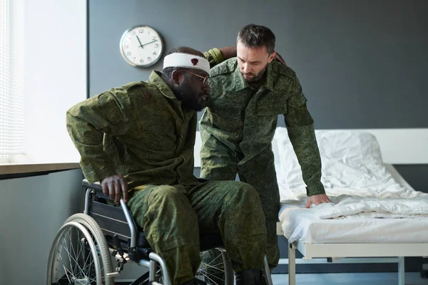Soldaat Militair Uniform Helpt Zijn Gewonde Vriend Met Verband Zijn — Stockfoto