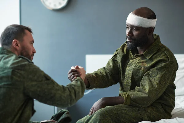 Young Soldier Shaking Hand African American Friend Injured Head While — Stock Photo, Image
